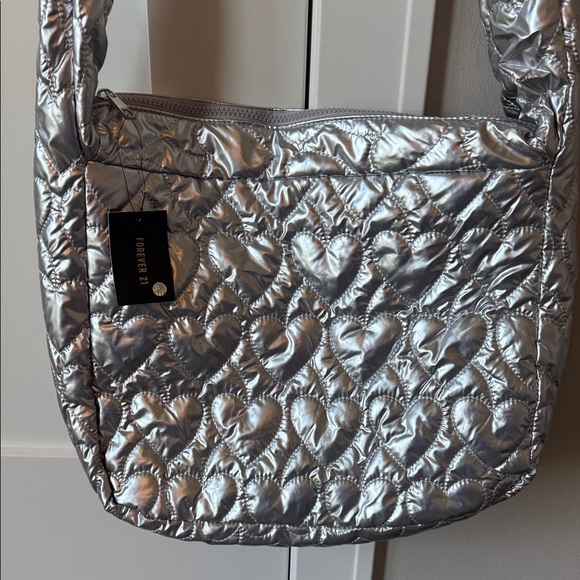 BNWT Forever 21 Silver Quilted Shoulder Bag With Heart Imprints - Picture 2 of 2